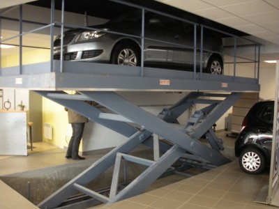 Installation d'une table élévatrice pour monter les voitures pour Valauto à Lille.