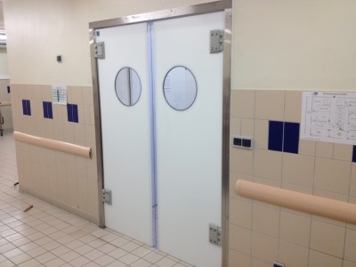 Installation d'une porte battante sur mesure pour une salle blanche de la cuisine de l'Hôpital d'Hazebrouck dans le nord.