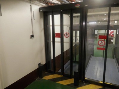 Installation d'une porte automatique piétonne au Centre Hospitalier Saint Louis de Paris.