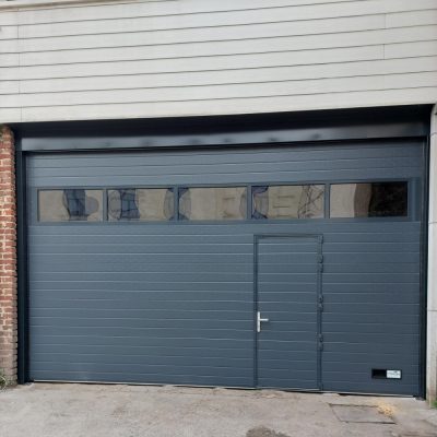Nouvelle porte sectionnelle motorisée installée chez Hiolle Immobilier