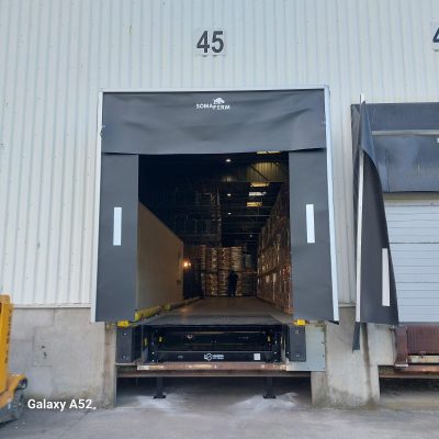 Sas d’étanchéité installé par Somaferm chez United Petfood à Wimille, en position fermée.