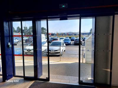 Porte piétonne automatique installée par Somaferm et Axed Manusa au Conforama Boulogne, vue depuis l’intérieur du magasin.
