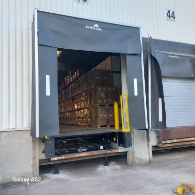 Quai télescopique équipé d’un sas d’étanchéité installé par Somaferm chez United Petfood à Wimille