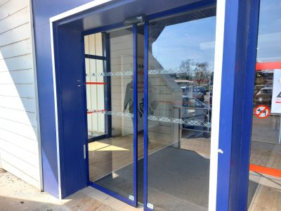 Porte piétonne automatique installée par Somaferm et Axed Manusa au Conforama Boulogne, vue de l’extérieur.
