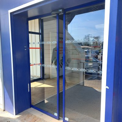 Porte piétonne automatique installée par Somaferm et Axed Manusa au Conforama Boulogne, vue de l’extérieur.