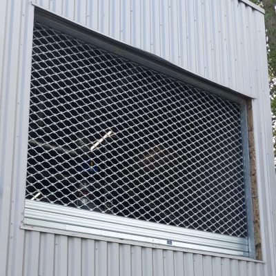 Grille DENTEL fermée protégeant une ouverture technique