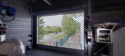 Intérieur d’un bâtiment industriel avec grille DENTEL sécurisée