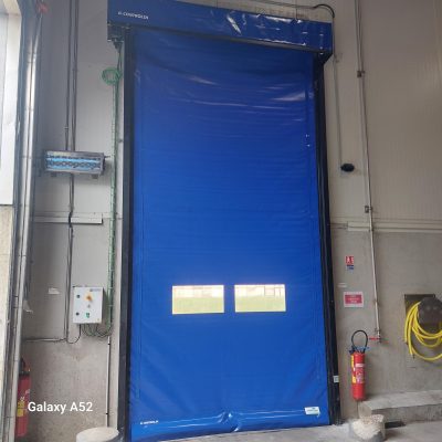 Vue de la nouvelle porte rapide Controlsa bleue installée à l'intérieur de l'usine Trinature à Blaringhem