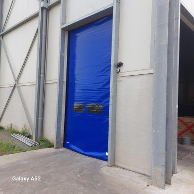 Nouvelle porte rapide Controlsa bleue installée en extérieur sur le site Trinature à Blaringhem