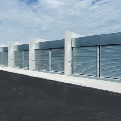 Vue extérieure des rideaux métalliques isolés installés sur les containers frigorifiques Enersys à Arras