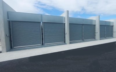 Rideaux métalliques isolés partiellement ouverts montrant la structure des containers frigorifiques chez Enersys à Arras