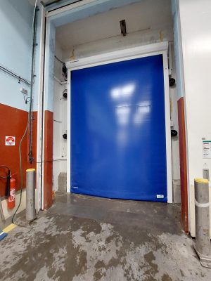 Porte rapide CONTROLSA 150VF installée dans la zone logistique chez Genmills