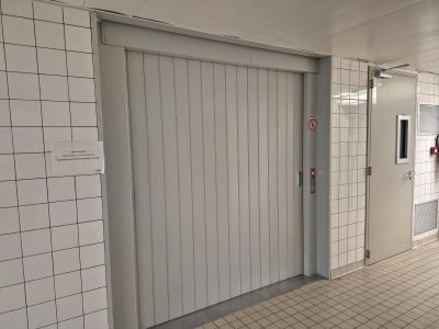 Porte du monte-charge 2 tonnes installé par Somaferm chez Delpharm à Lys-lez-Lannoy