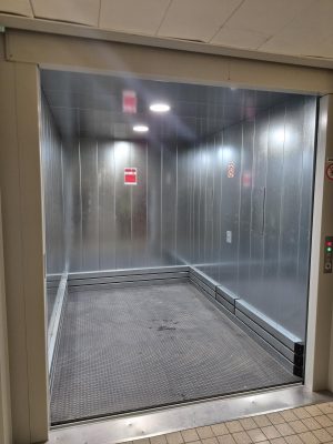 Intérieur de la cabine du monte-charge 2 tonnes installé chez Delpharm