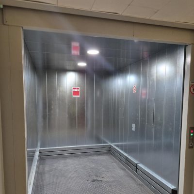 Intérieur de la cabine du monte-charge 2 tonnes installé chez Delpharm