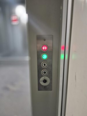 Commandes du monte-charge 2 tonnes installé par Somaferm